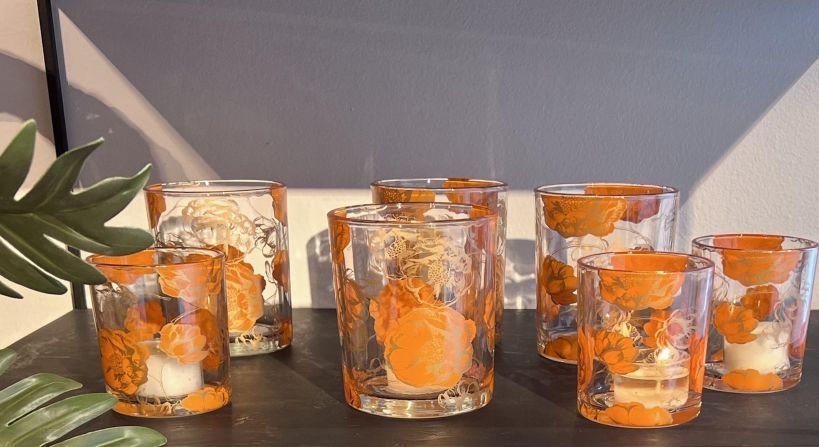 Glazen theelichtjes met oranje bloemenmotief